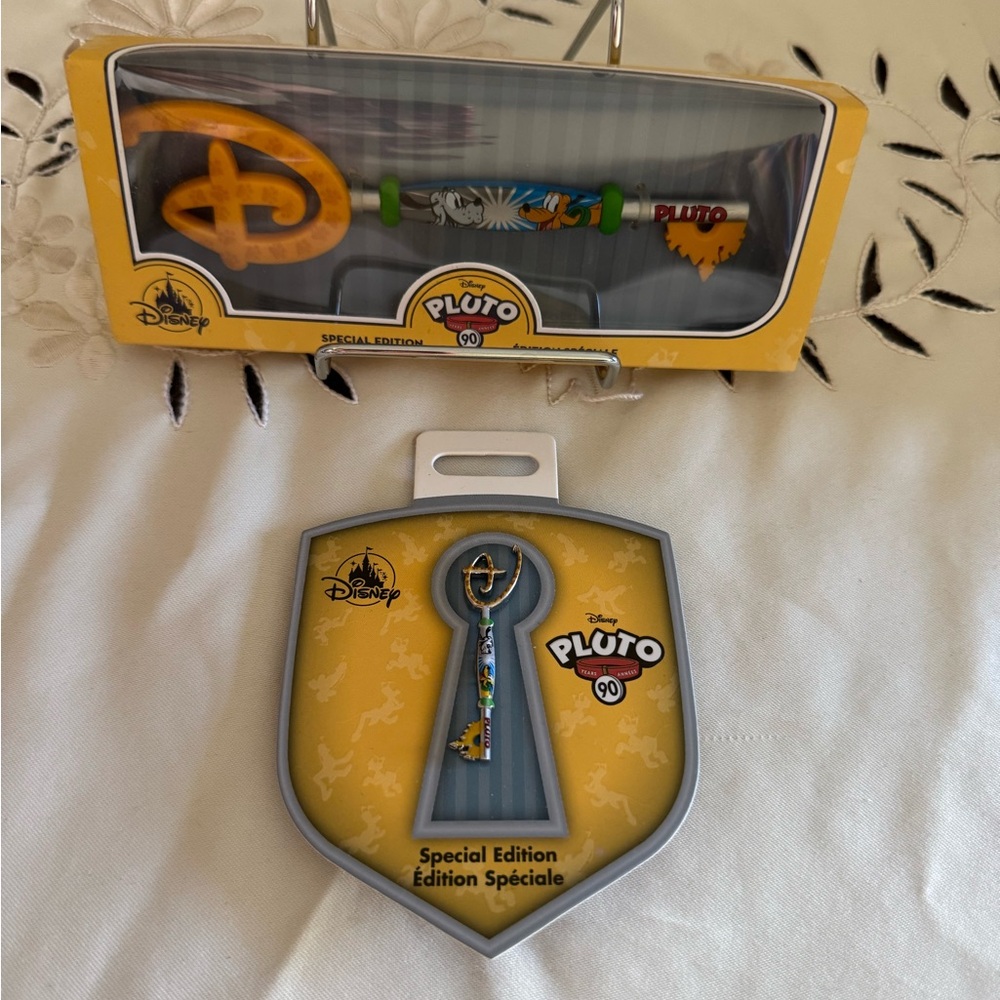 Disney Store LE Pluto 90th Birthday Key and Pin Set